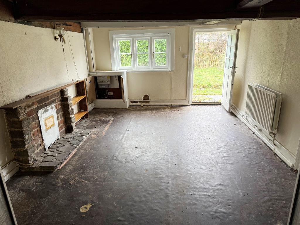 Lot: 131 - PERIOD DETACHED COTTAGE WITH GARAGE AND GARDENS IN NEED OF UPDATING - Living room